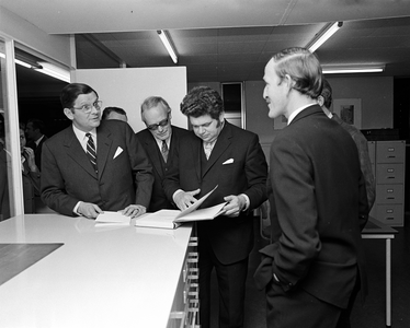 102209 Afbeelding van de genodigden bij de tentoonstelling Utrecht en zijn bisschoppen in het gebouw van het ...